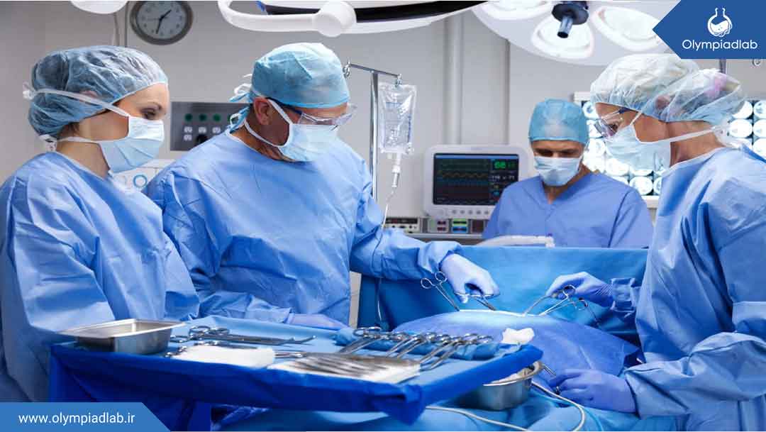 چند پزشک در اتاق جراحی